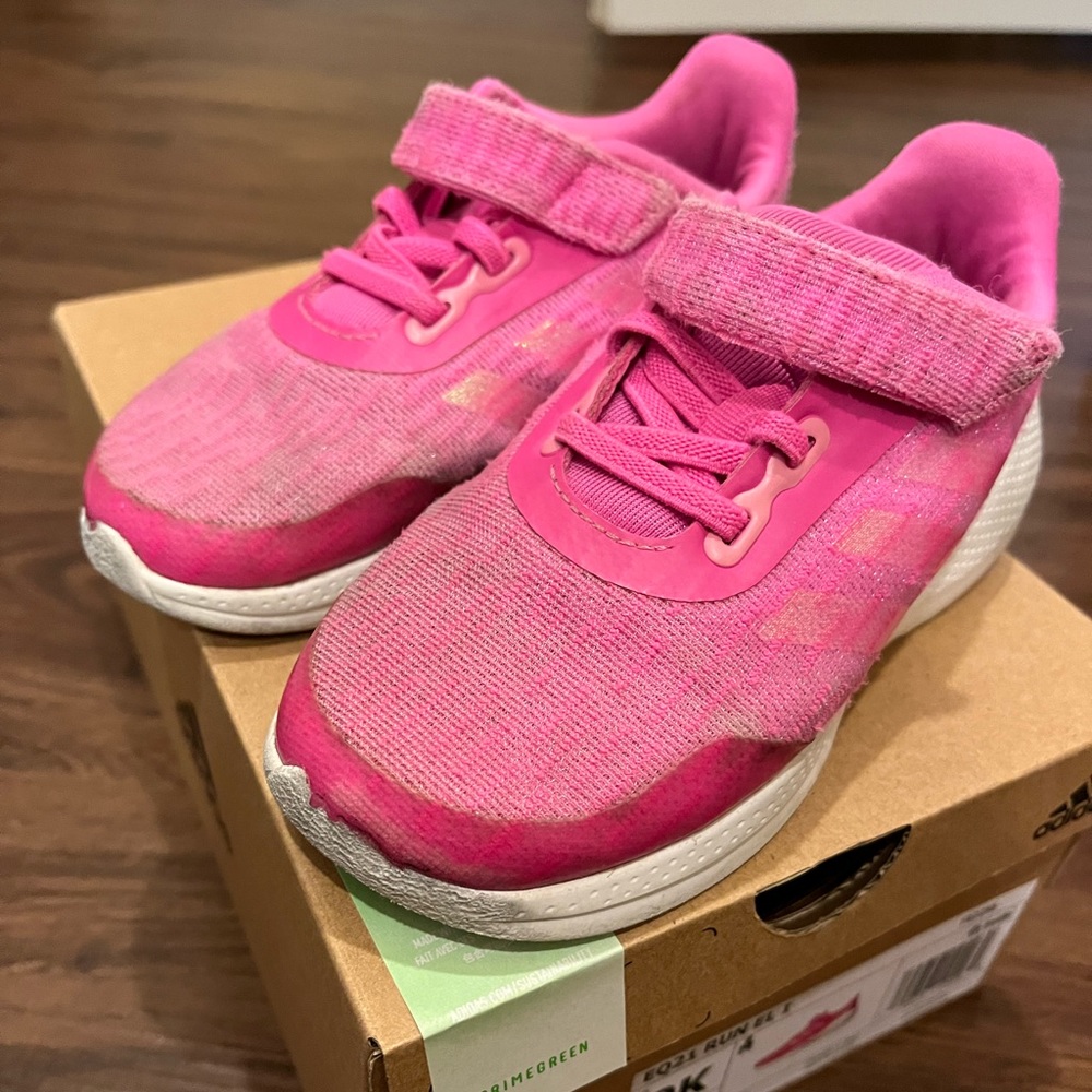 Nike girls 9 sneakers